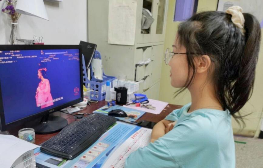 beat365积极组织学生线上观看“有戏安徽 点亮剧场”活动