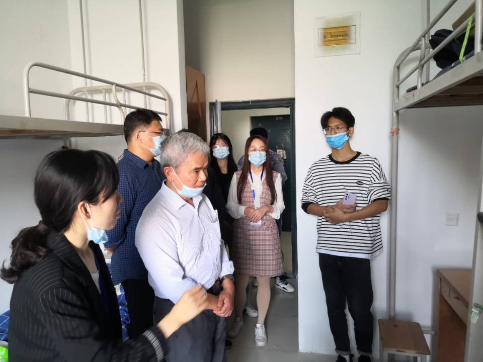<strong>土木工程学院领导及辅导员走访新生宿舍</strong>
