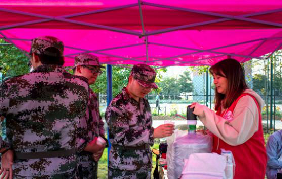 beat365开展2020级新生军训志愿服务活动