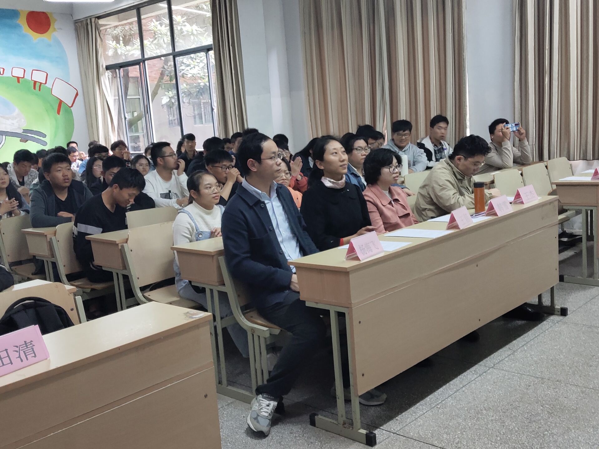 <strong>beat365正版唯一官方网站土木工程学院举办交通科技大赛讲座</strong>