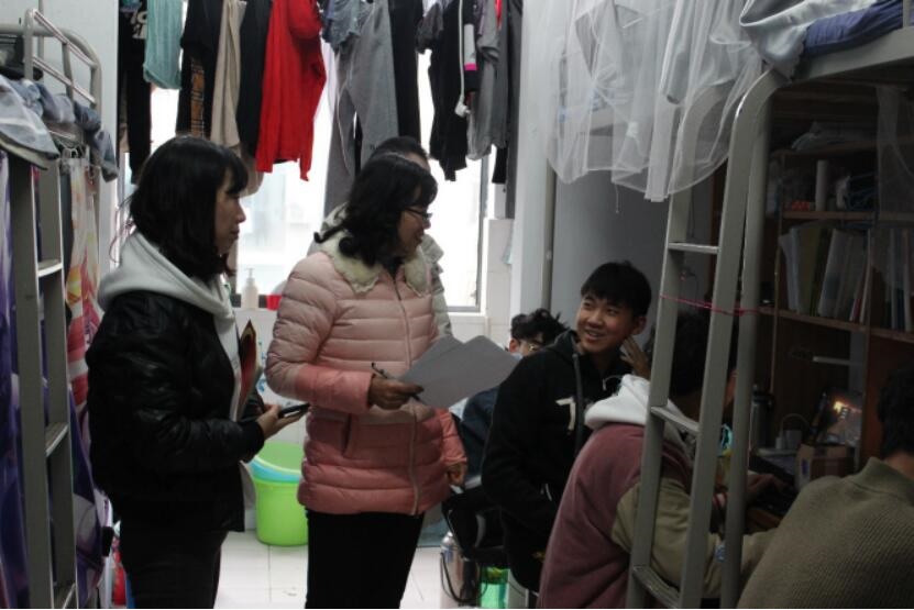 <strong>土木工程学院开展本学期第一次学生宿舍卫生与安全检查工作</strong>