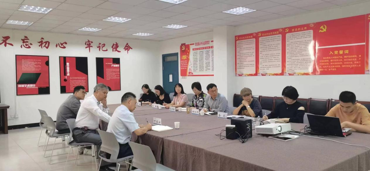 <strong>董事长朱洪高、校党委书记丁家云走进艺术设计学院</strong>