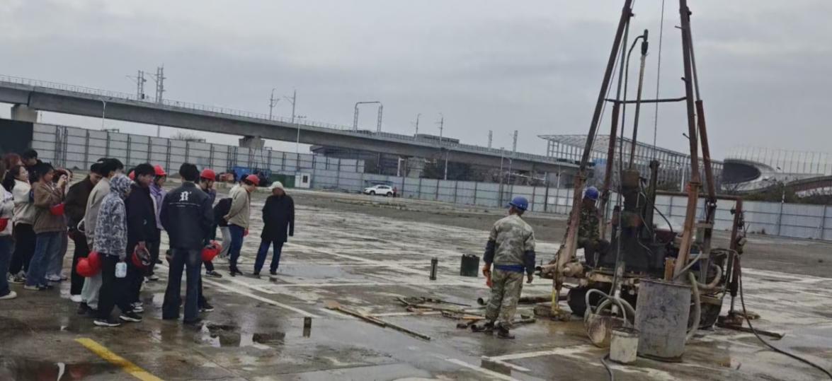 <strong>土木工程学院2021级地质工程专业赴勘察现场开展毕业实习活动</strong>
