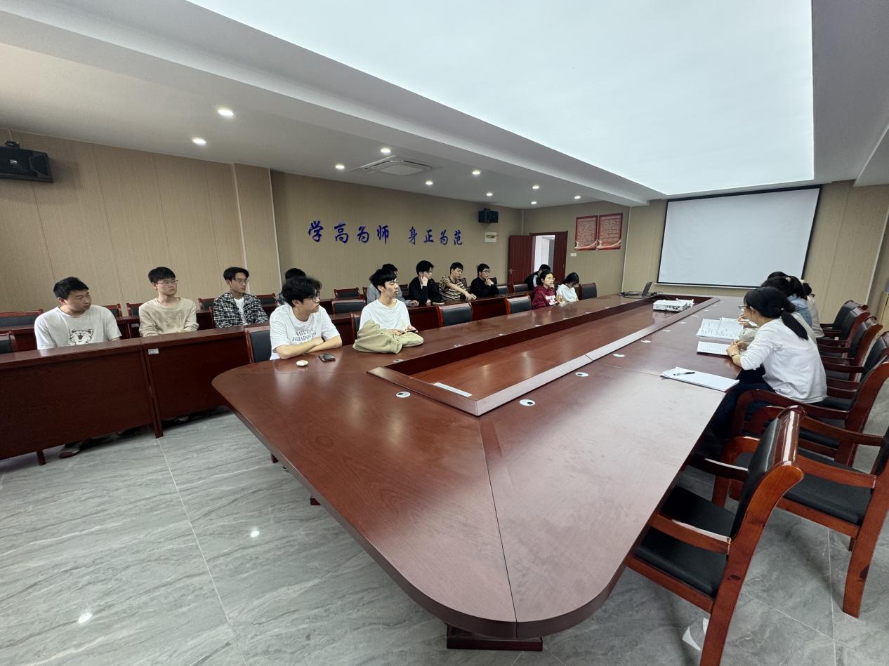 <strong>倾听学生心声 助力成长发展 ——土木工程学院给排水科学与工程专业召开期中教学师生座谈会</strong>