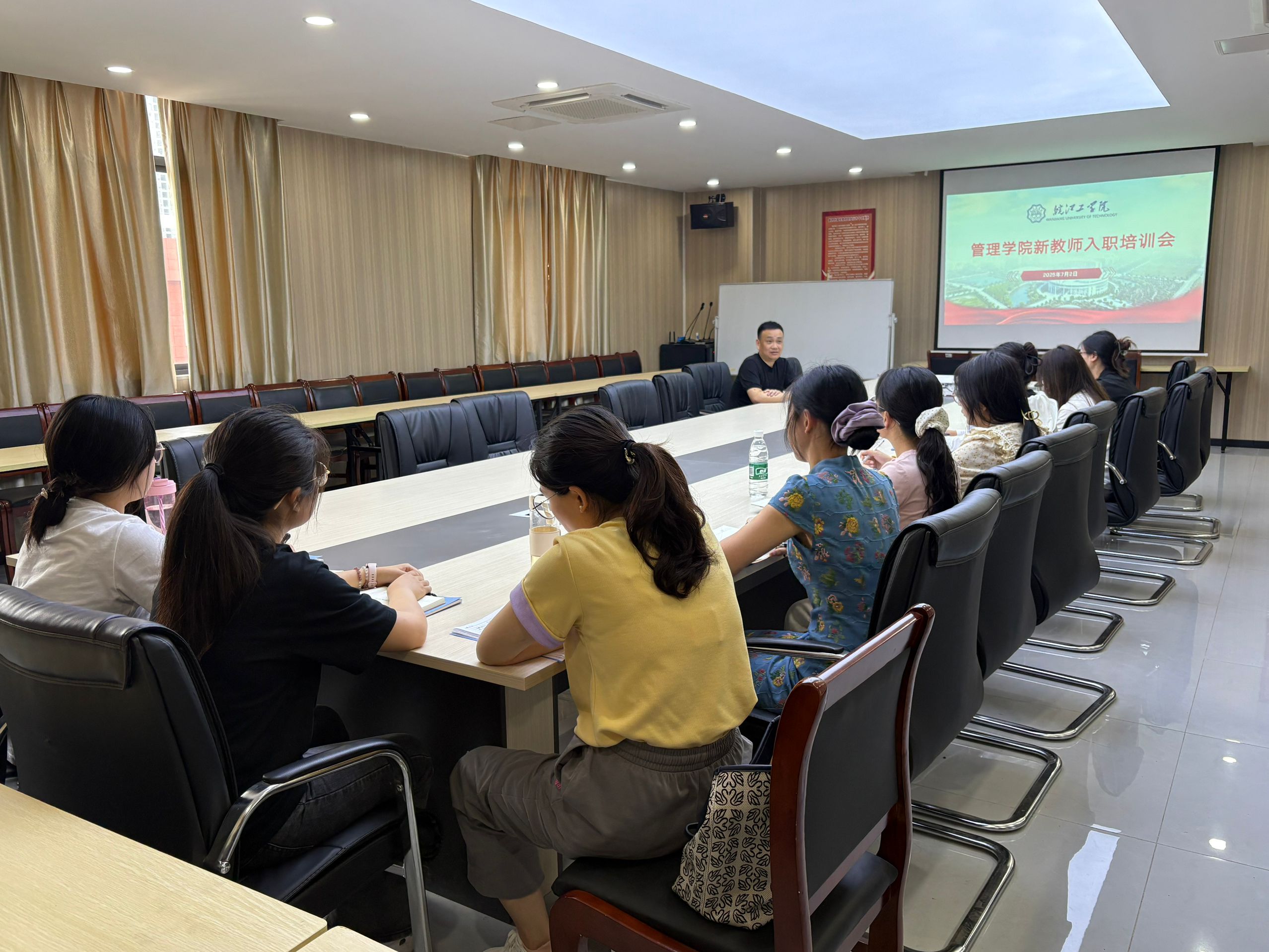 <strong>精磨课，促评估，展风采——管理学院工管教研室开展磨课研讨会</strong>