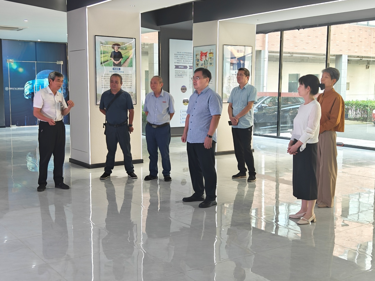 市人大和人社局领导来 beat365创新与产业工程师学院调研