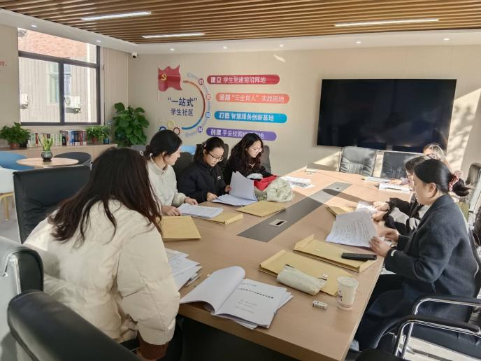 <strong>土木工程学院学生四支部开展毕业生党员专题教育交流活动</strong>