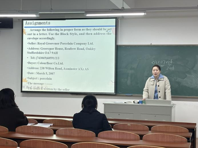 <strong>以讲台为基，炼教学之能——财经学院教师上新课试讲</strong>