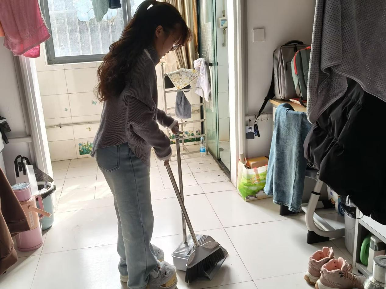 整理内务展新风，清洁环境促健康——计算机与人工智能学院顺利开展学生宿舍卫生大扫除活动