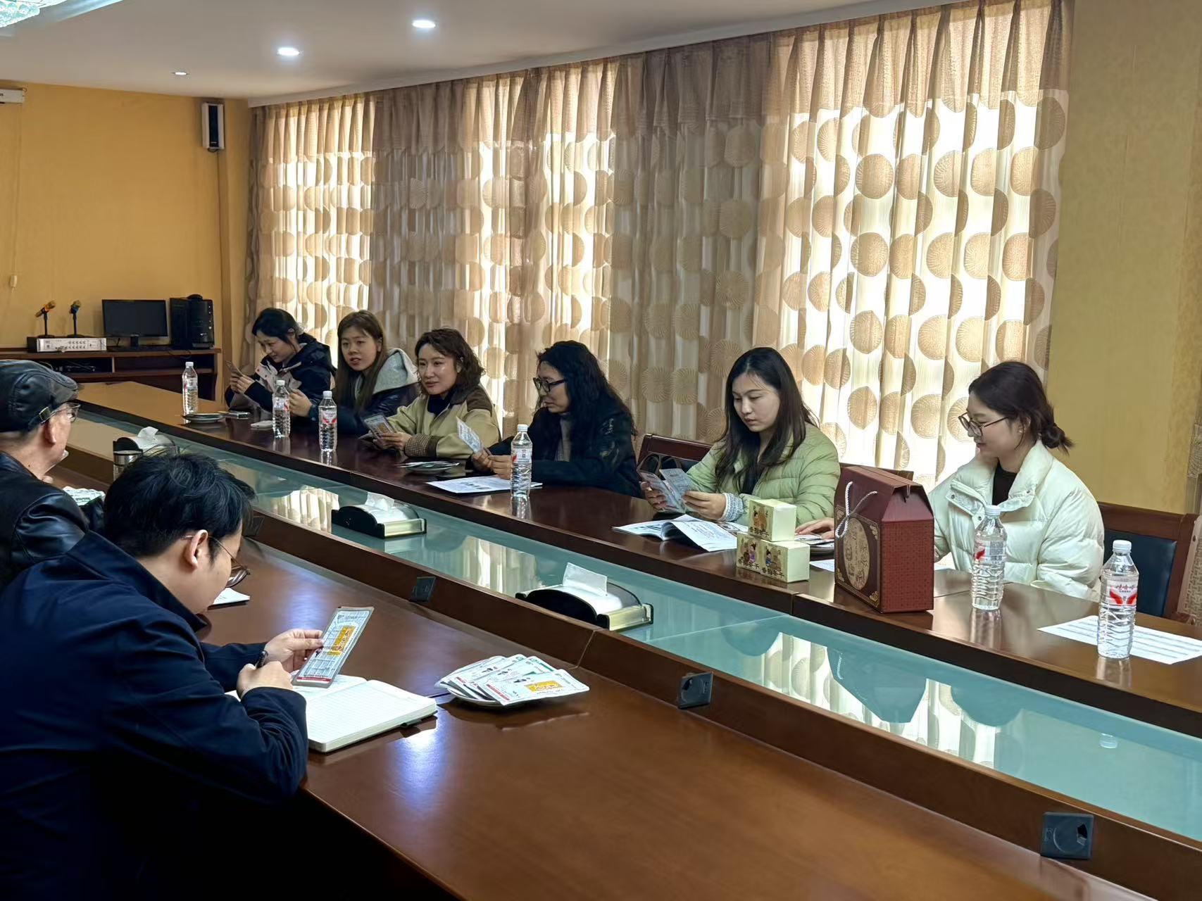 <strong>beat365正版唯一官方网站艺术设计学院与采石矶食品公司开展非遗文创项目洽谈</strong>