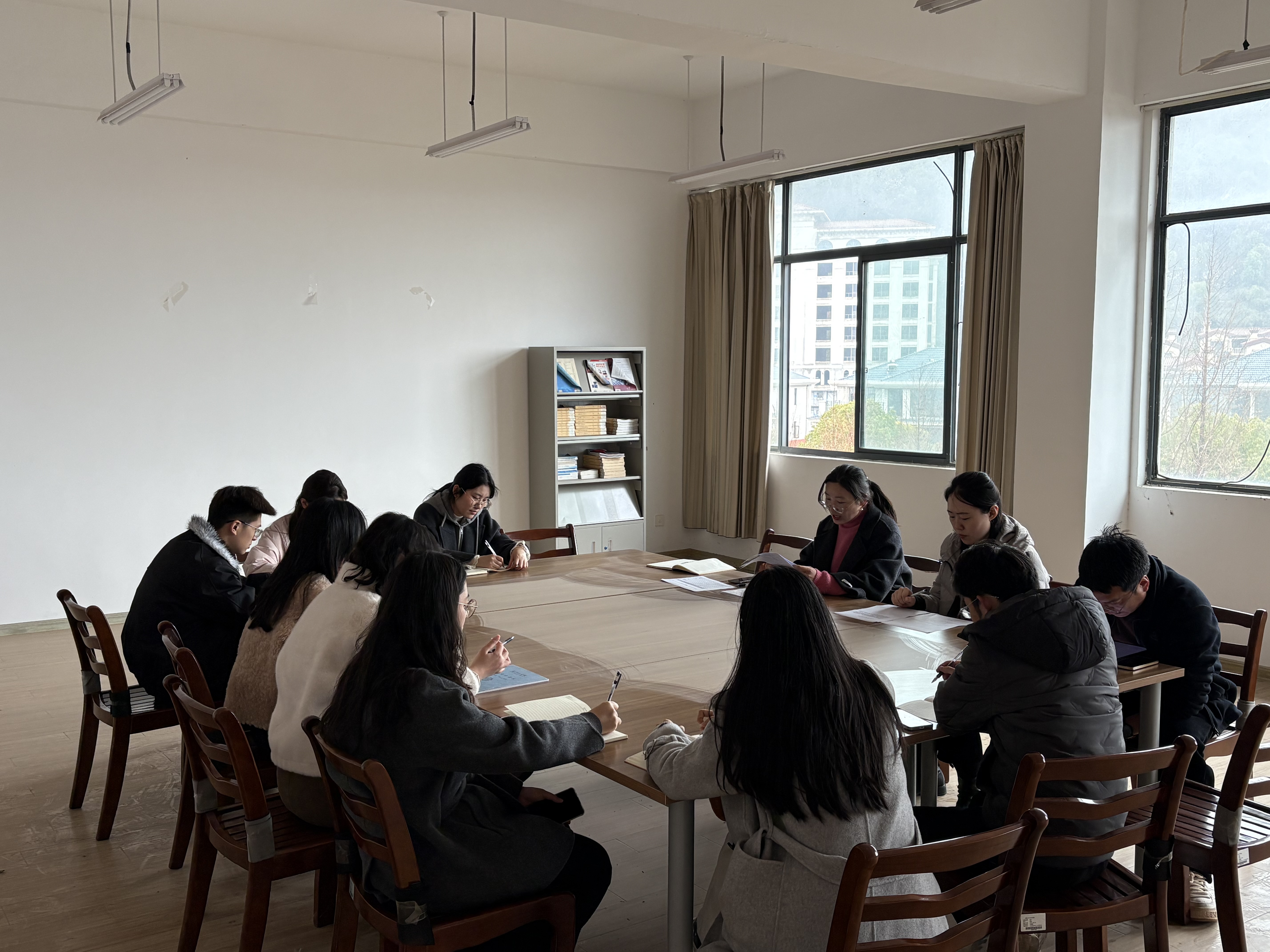 beat365正版唯一官方网站新能源学院教工一党支部召开2025年度组织生活会暨民主评议党员会议