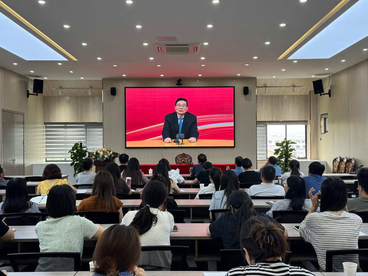 <strong>学校举办秋季学期第一次全体党员集中大课</strong>