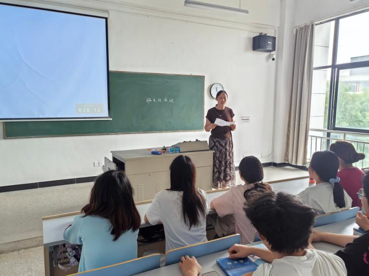<strong>沉淀过往  深耕当下  ——土木与安全工程学院2025级工程管理专业闻天班召开新学期主题班会</strong>