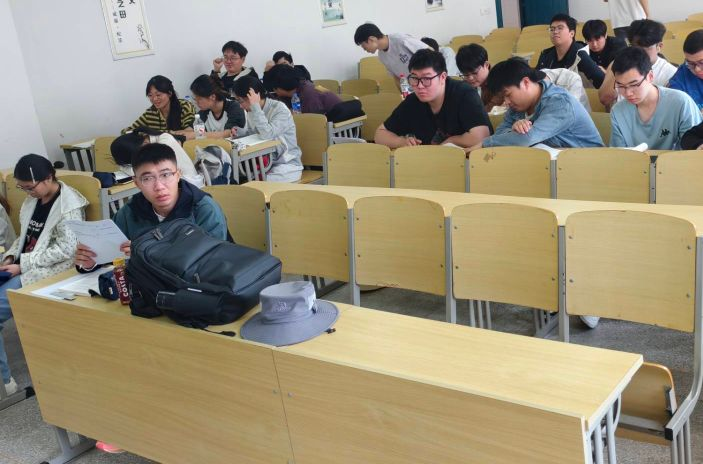 <strong>每月辅导促学风  精准施策备四六级 ——土木与安全工程学院2025级地质工程专业召开四六级辅导主题班会</strong>