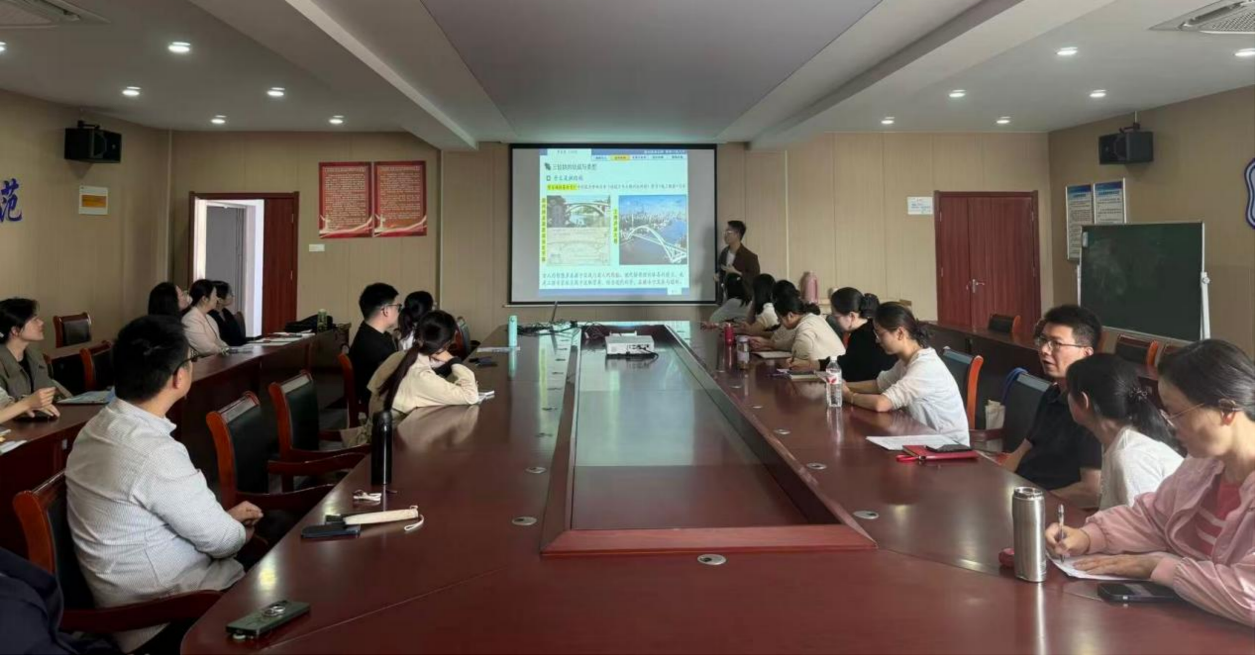 <strong>以赛促教砺匠心  创新课堂展风采 ——土木与安全工程学院顺利开展教师教学竞赛创新赛道初赛</strong>