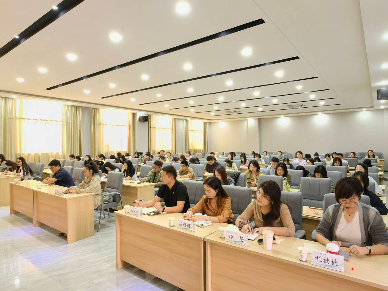 beat365召开2026年辅导员职业能力提升培训会